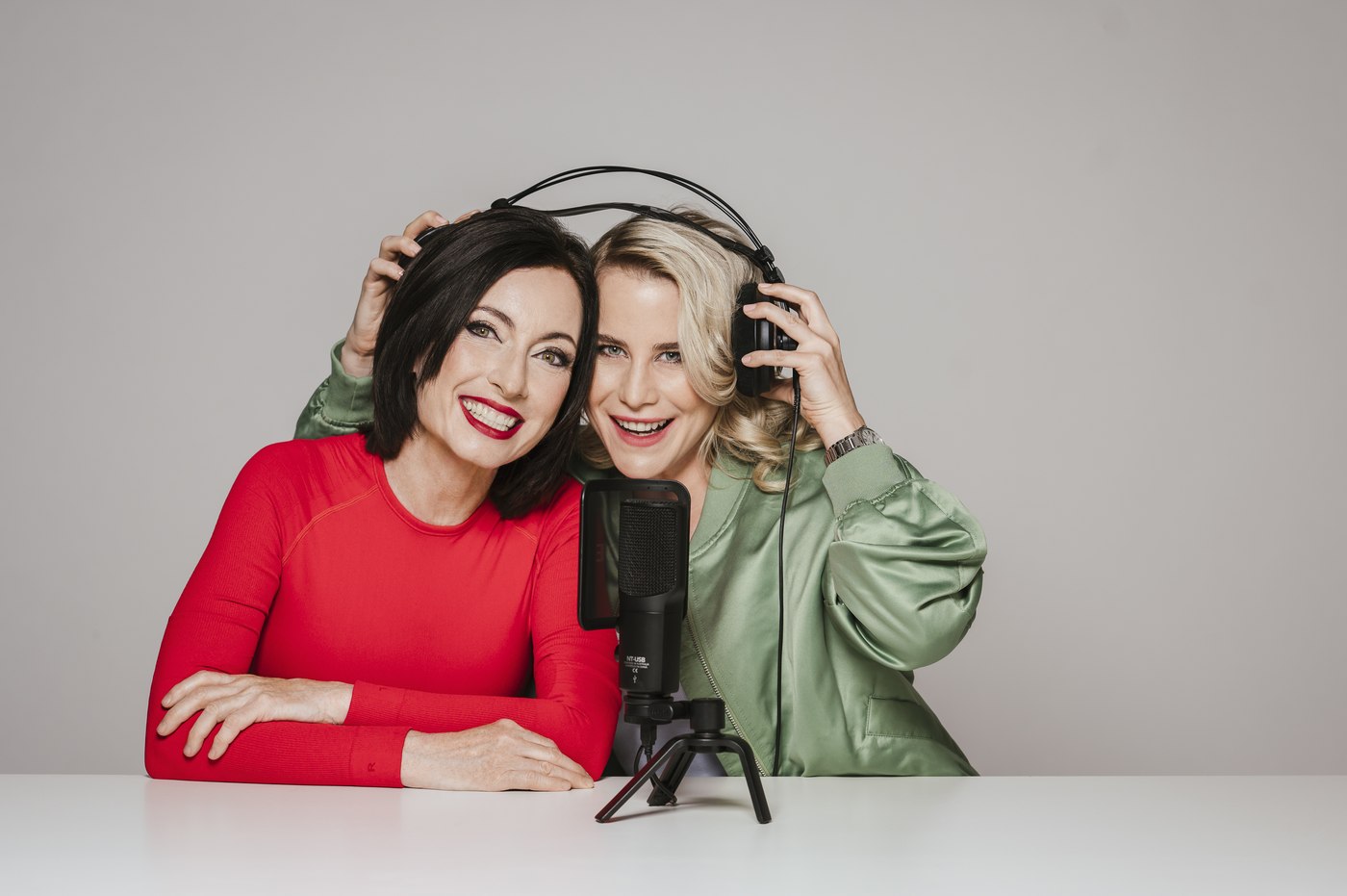 Manuela Macedonia und Katrin Wachauer im Podcast-Studio